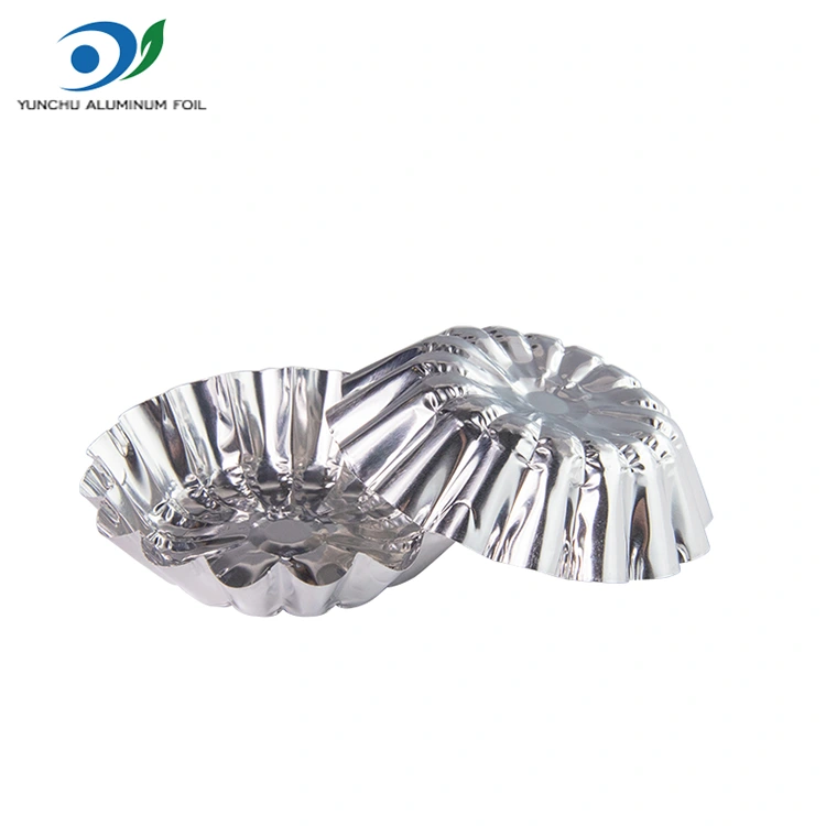 Τα τάρτες αυγών ψήνονται σε ένα ασημένιο αλουμίνιο με φλυαρία αλουμινίου Τα τάρτες αυγών ψήνονται σε ένα ασημένιο αλουμίνιο με φλυαρία αλουμινίου