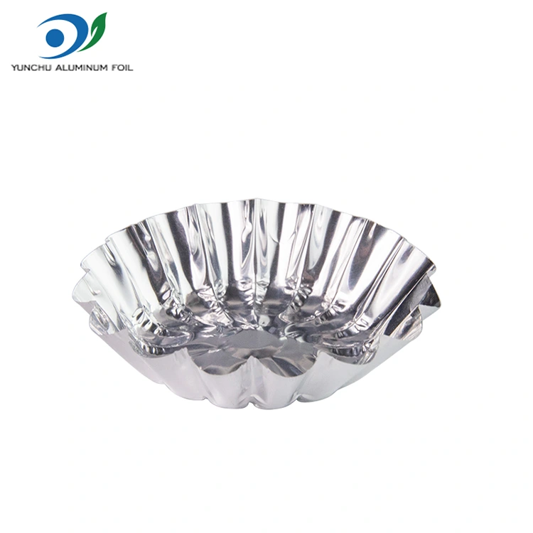 Τα τάρτες αυγών ψήνονται σε ένα ασημένιο αλουμίνιο με φλυαρία αλουμινίου