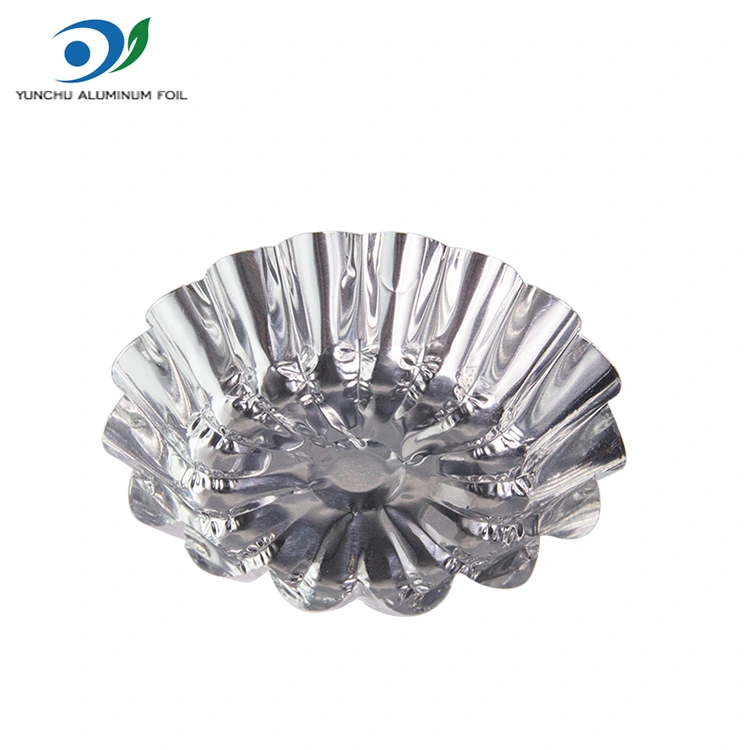 Τα τάρτες αυγών ψήνονται σε ένα ασημένιο αλουμίνιο με φλυαρία αλουμινίου