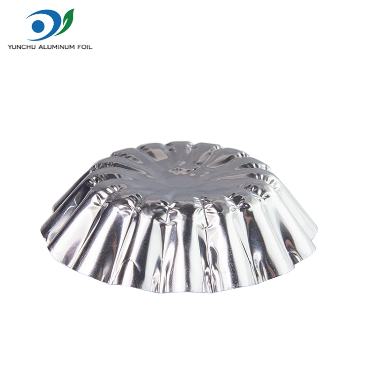 Τα τάρτες αυγών ψήνονται σε ένα ασημένιο αλουμίνιο με φλυαρία αλουμινίου